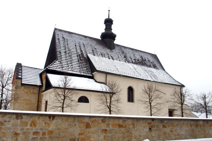 , wbudowaną w korpus kościoła. Do prezbiterium przylegają czworoboczne aneksu: kruchta i zakrystia. Wnętrze nakryte przęsłami sklepienia żaglastego na gurtach.