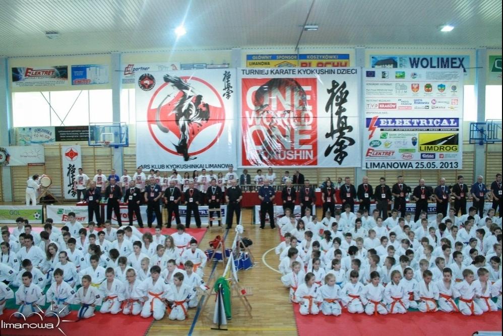 Wiadomości Poniedziałek, 27 maja 2013 Ogólnopolski Turniej Karate Kyokushin Dzieci ONE WORLD ONE KYOKUSHIN Tegoroczny turniej był swego rodzaju jubileuszem działalności ARS Klub Kyokushinkai, którego
