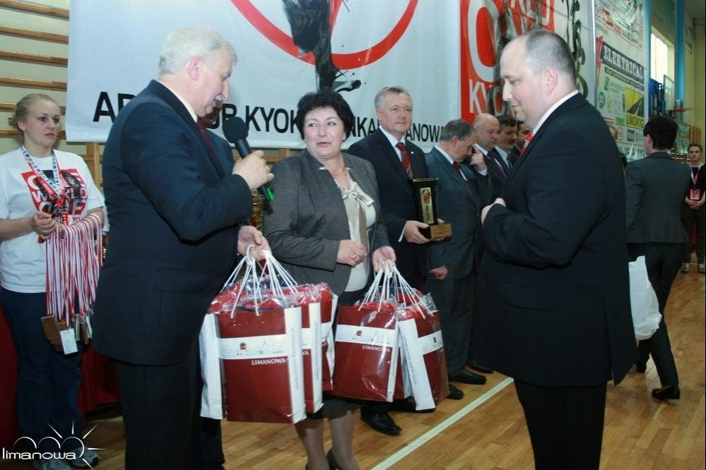 Kolejnym punktem oficjalnej ceremonii otwarcia turnieju było wręczenie pamiątkowych statuetek patronom honorowym turnieju oraz członkom i przyjaciołom klubu, bez których działalność klubu i