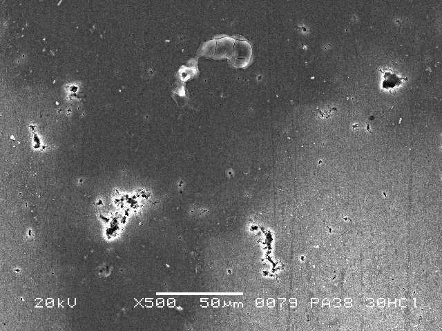 4. Stop PA7 korodowany w HCl przez 30 min. pow 500x. Fig. 4.