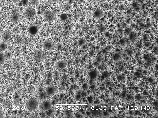 PA7 alloy after corrosion in HNO 3 through 120 h; 500x W stopach PA38, PA11, PA4 obserwowano znaczn ilo drobnych werów korozyjnych rozmieszczonych na całych powierzchniach próbek.