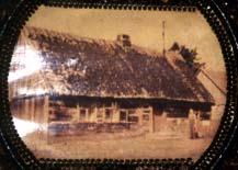 Fot. 2 Dom Żmudów- Trzebiatowskich w Czarnej Dabrowie koło Bytowa, w którym od 1940 roku, przez ponad 4 lata ukrywał się ks. ppłk Józef Wrycza.
