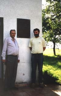 Fot. 3 Alojzy Dambek (z lewej) syn por. J. Dambka dowódcy Gryfa Pomorskiego z potomkiem gospodarza B.