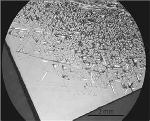 ciekłym aluminium a) b)
