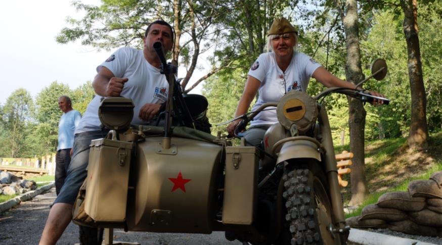 Taka podróż jest nie lada wyczynem, bo poprzedzona dwugodzinną kolejką po bilet takie