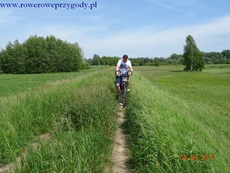 Jadąc trzeba pamiętać, żeby trzymać się czerwonego szlaku rowerowego, który czasami może nam znikać z oczu.