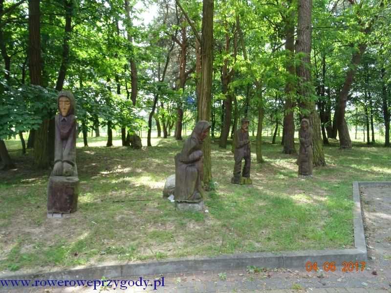 Zanim udamy się na pobliską wieżę widokową warto zjechać w drogę, odchodzącą przed torami w lewą stronę jadąc od Woli Uhruskiej. Prowadzi ona do m.in.