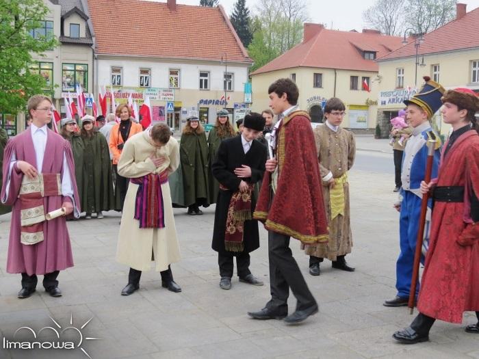 Wiadomości Czwartek, 2 maja 2013 Inauguracja Dnia Flagi RP W godzinach wieczornych na limanowski rynek przybyła bryczka z królem i marszałkiem.