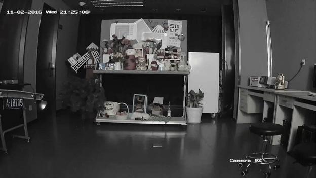TRUDNE WARUNKI OŚWIETLENIOWE 03 CHROMATYCZNY TRYB NOCNY Kamery Hikvision do trudnych warunków oświetleniowych znacząco poprawiają skuteczność monitoringu nocnego.