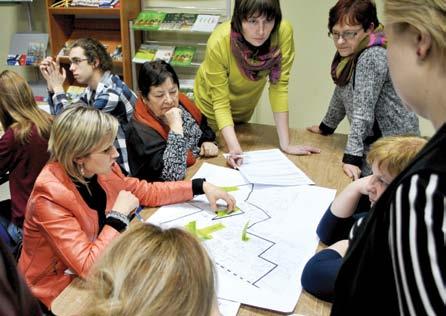 22 Narady obywatelskie Wyjątkowa forma konsultacji społecznych Uczestniczki narady obywatelskiej w Opolu Lubelskim zbierają pomysły dotyczące centrum miasta.