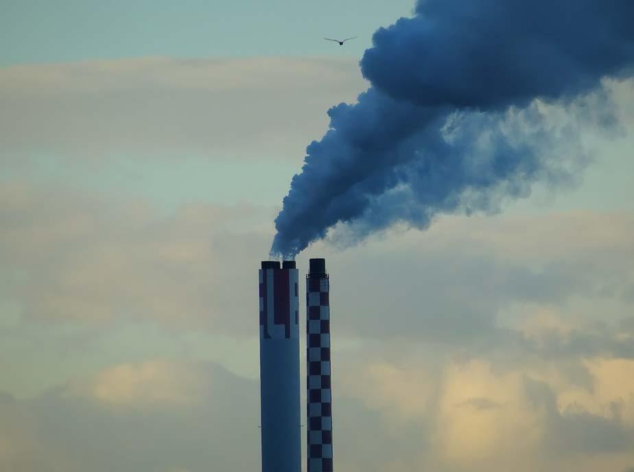 003 ULOTKA ANTYSMOGOWA JAK PALIĆ CIEPLEJ I TANIEJ / KLUB GP Zimą w naszym mieście panuje niebezpieczny dla zdrowia smog. Jakie są przyczyny i źródła jego powstawania?