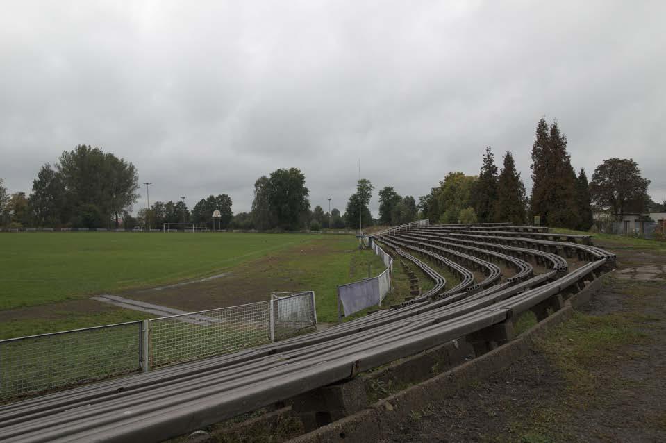 004 POPRAWA INFRASTRUKTURY PTC PABIANICE - BUDOWA TRYBUNY STADIONU Głównym celem inwestycji jest dalsza modernizacja obiektu PTC Pabianice przy ul. Sempołowskiej 6.