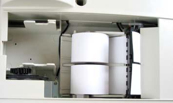 Wymienić należy obydwie rolki papieru jednocześnie. Prawidłowy przebieg taśmy papierowej przez mechanizm drukujący w kasie jest pokazany na naklejce przyklejonej wewnątrz pokrywy drukarki.