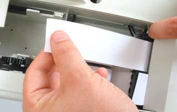 Podnosimy dźwignię głowicy termicznej mechanizmu drukującego i usuwamy pozostałości starych rolek papieru (jeśli kasa wcześniej pracowała).