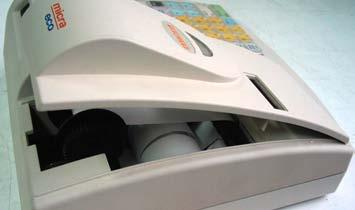 Wszystkie zewnętrzne elementy obudowy kasy wykonane są z tworzywa sztucznego i wymagają okresowego czyszczenia, które najlepiej wykonać specjalnym płynem antystatycznym do mycia sprzętu komputerowego