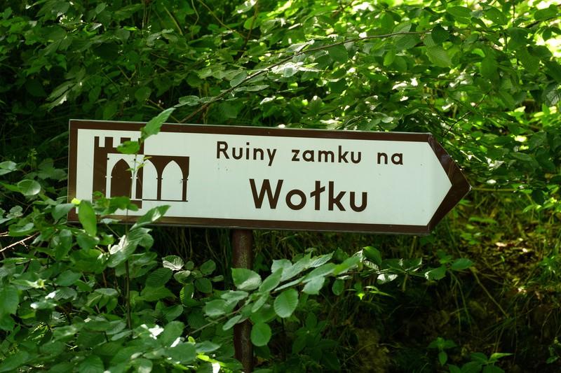 ..na polanie zakręcamy w lewo w stronę widocznych pół i zabudowań Zawodzia Przed nami ostatni odcinek wycieczki w
