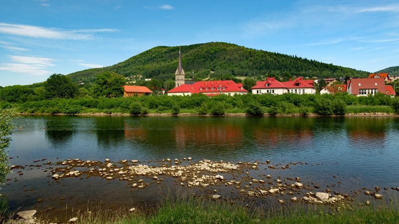 Meta szlaku widoki z przystanku PKS w stronę Kobiernic, na kościół w Porąbce (po lewej), oraz most na rzece Sole wiodący do