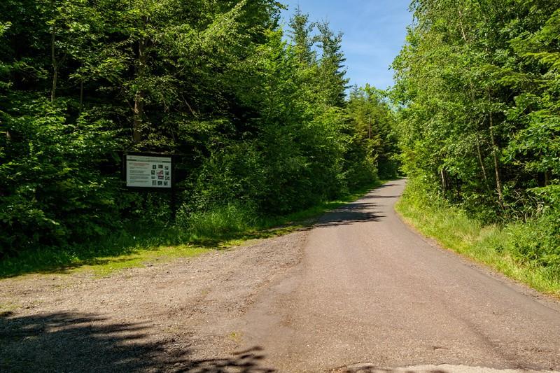 gdzie tuż przy niewielkim, leśnym parkingu, zobaczymy tablicę informacyjną Nadleśnictwa Andrychów dotyczącą wypalania traw i niebezpieczeństw