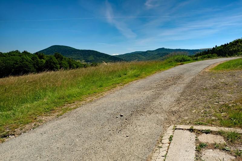 o kilkaset metrów od ruin warowni Panorama z polany przy ulicy Wołek, z miejsca gdzie opuszczamy szosę i zakręcamy w
