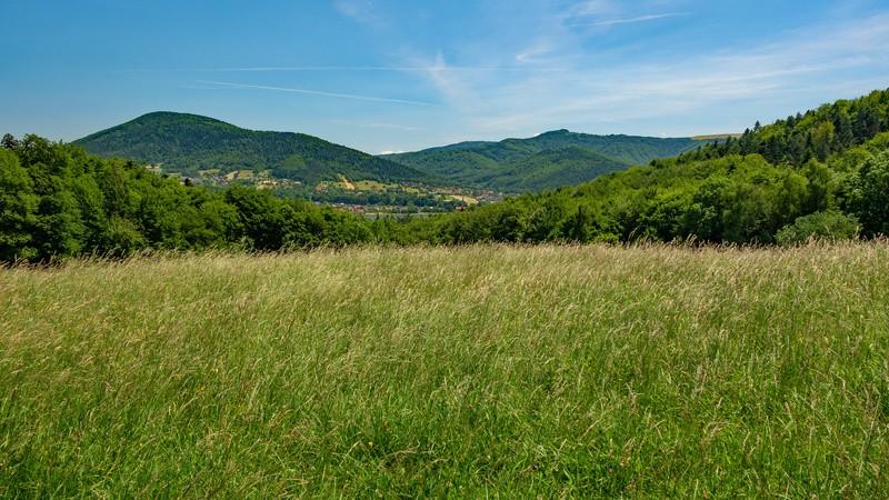 tym górę Żar, oraz dolinę Międzybrodzką, z zabudowaniami i