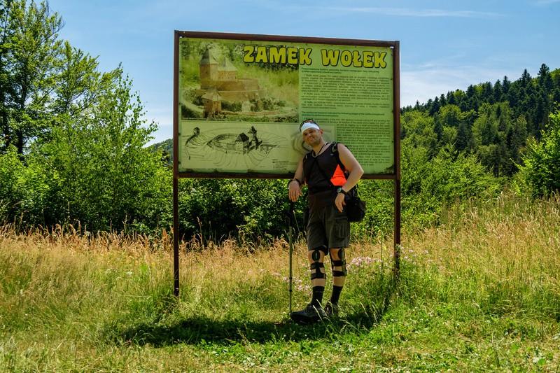 Mur wewnętrzny miał grubość ok 2,5 m, wykonany był z kamienia z wątkami ceglanymi i wiązanym zaprawą wapienną, mur