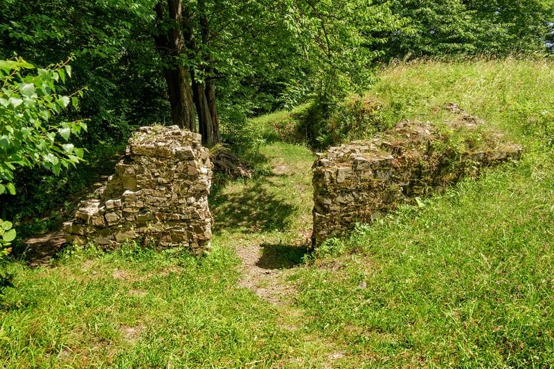 obwodem murów. Oba budynki posiadały kamienne fundamenty, być może częściowo wykonane były z drewna.