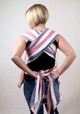 Cross the straps on the baby s bottom (do not twist the straps edges) and