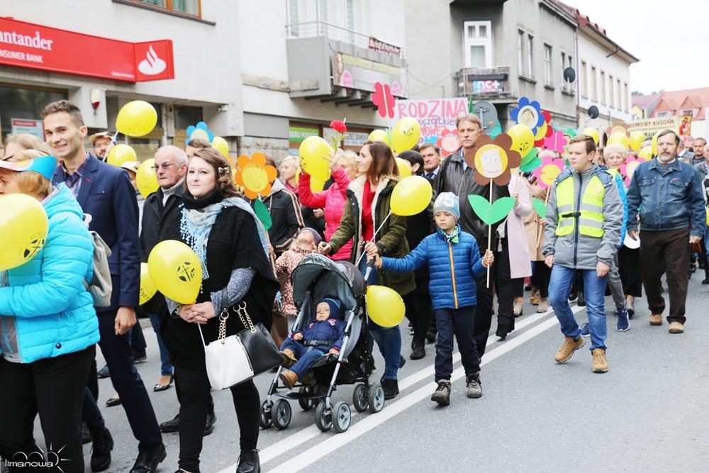 kwiatami i balonikami przeszedł ulicami miasta, do Parku Miejskiego, gdzie
