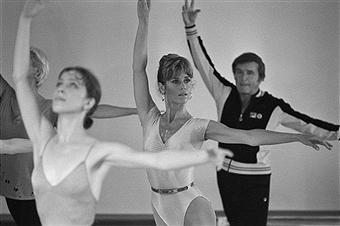 Aerobik 1980 W 1979 r. gwiazda amerykańskiego kina Jane Fonda spopularyzowała nowy rodzaj gimnastyki rekreacyjnej: aerobik.