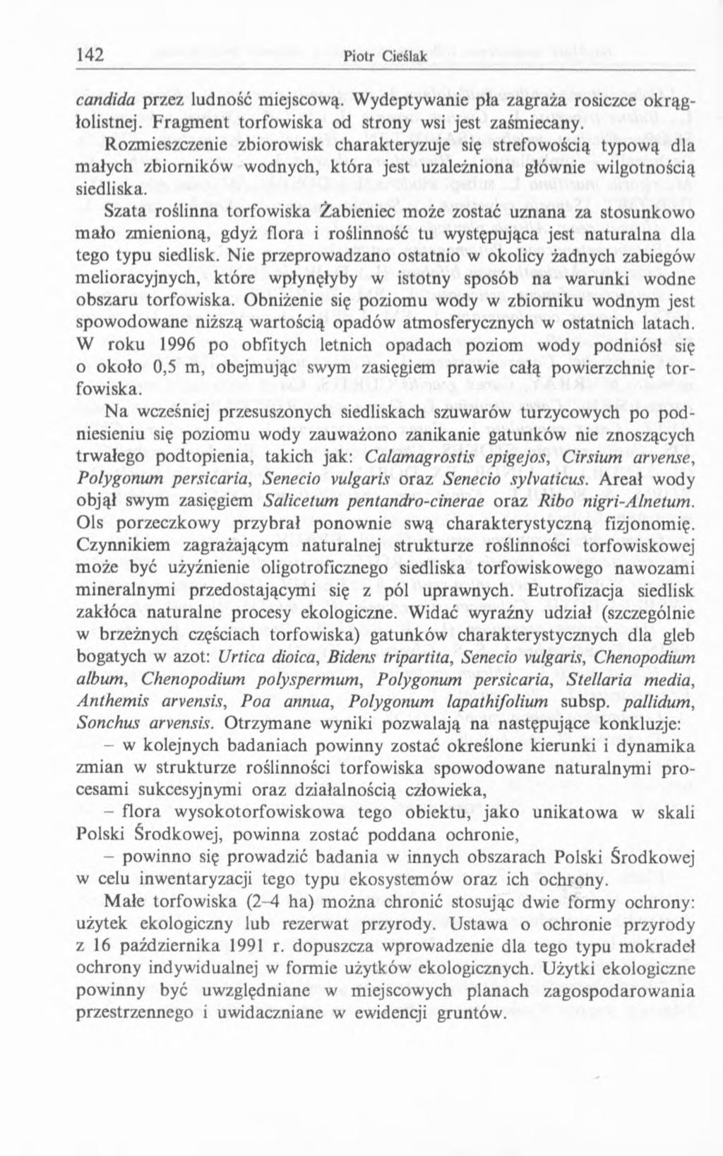 Candida przez ludność miejscową. Wydeptywanie pla zagraża rosiczce okrąglolistnej. Fragm ent torfowiska od strony wsi jest zaśmiecany.