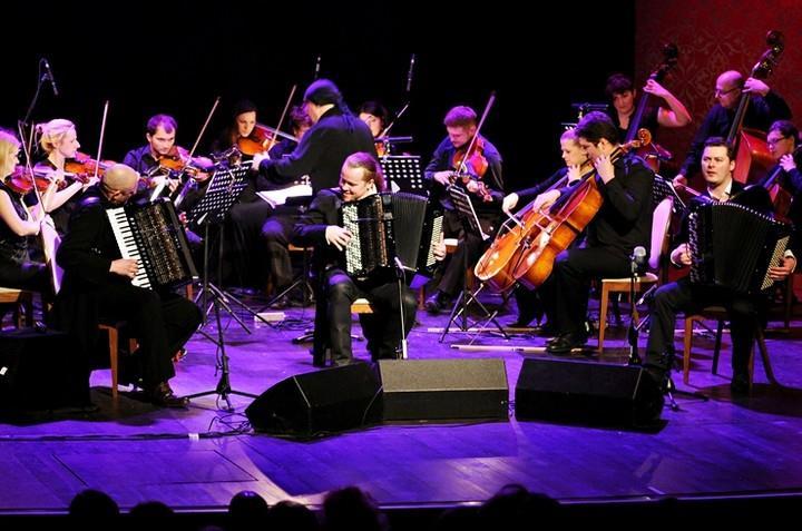 WYKONAWCY MOTION TRIO Janusz Wojtarowicz Paweł Baranek Marcin Gałażyn Marek Moś dyrygent Elbląska Orkiestra Kameralna W programie koncertu m.in.: H. M. Górecki Trzy utwory w dawnym stylu P.