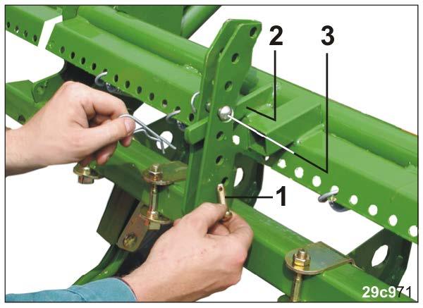 8.3 Hydrauliczna zmiana nacisku zagarniacza dokładnego OSTRZEŻENIE Usunąć osoby ze strefy zagrożenia napędzanych hydraulicznie elementów funkcyjnych (przekładnia Vario, redlice, zagarniacz dokładny).