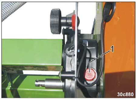 177 Rodzaje oleju hydraulicznego i ilości napełniania przekładni Vario Całkowita ilość napełnienia Olej przekładniowy (do wyboru): 0,9 litra Wintershall Wintal UG22 WTL-HM (fabrycznie) Fuchs Renolin