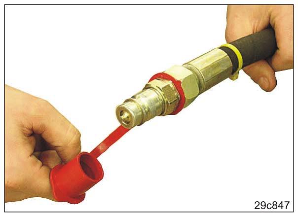 Do- i odłączanie maszyny 7.1.2 Odłączanie węży - przewodów hydraulicznych 1. Dźwignię zaworu sterującego w ciągniku ustawić w pozycji pływającej (pozycji neutralnej). 2.