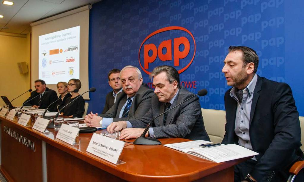 Przedstawiciele organizacji branżowych związanych zbudownictwem drogowym przekazali także Białą Księgę wiceministrowi infrastruktury ibudownictwa Jerzemu Szmitowi.