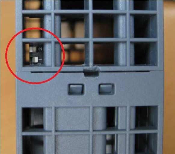 3. Przełączniki Moduł posiada dwa przełączniki zlokalizowane po lewej stronie górnej części zamknięcia.