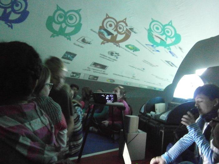 MOBILNE PLANETARIUM SEANS SŁOŃCE I JEGO RODZINA 11 lutego 2013 r. naszą szkołę ponownie odwiedziło Mobilne Planetarium. Był to już trzeci seans w mobilnej kapsule zatytułowany Słońce i jego rodzina.