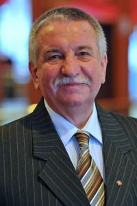 Jury 2017 Prof. emeritus nadzw. US. dr hab. Bogdan Matławski W Szczecinie ukończył Państwową Średnią Szkołę Muzyczną wydział instrumentalny oraz Liceum Ogólnokształcące nr. IX.