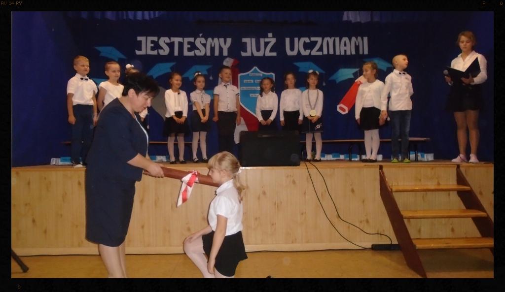 W swoim występie pierwszaki udowodniły, że dysponują już podstawami wiedzy w zakresie czytania, pisania i bezpiecznego zachowania się na drodze oraz znają uczniowskie prawa i obowiązki.