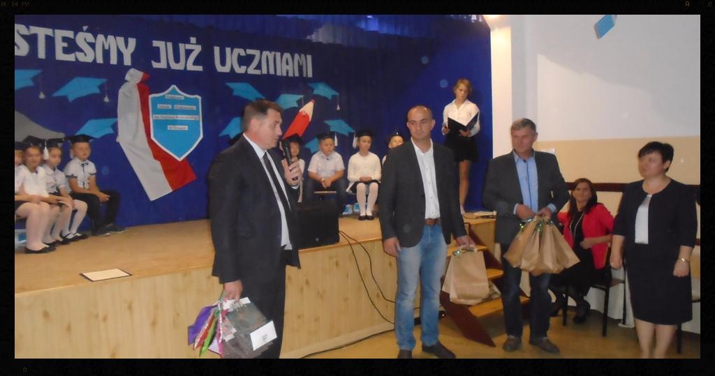 Po wprowadzeniu sztandaru szkoły, pierwszoklasiści złożyli uroczyste ślubowanie i zostali pasowani przez panią dyrektor na uczniów Publicznej Szkoły Podstawowej im. Gustawa Kwiecińskiego w Osinach.