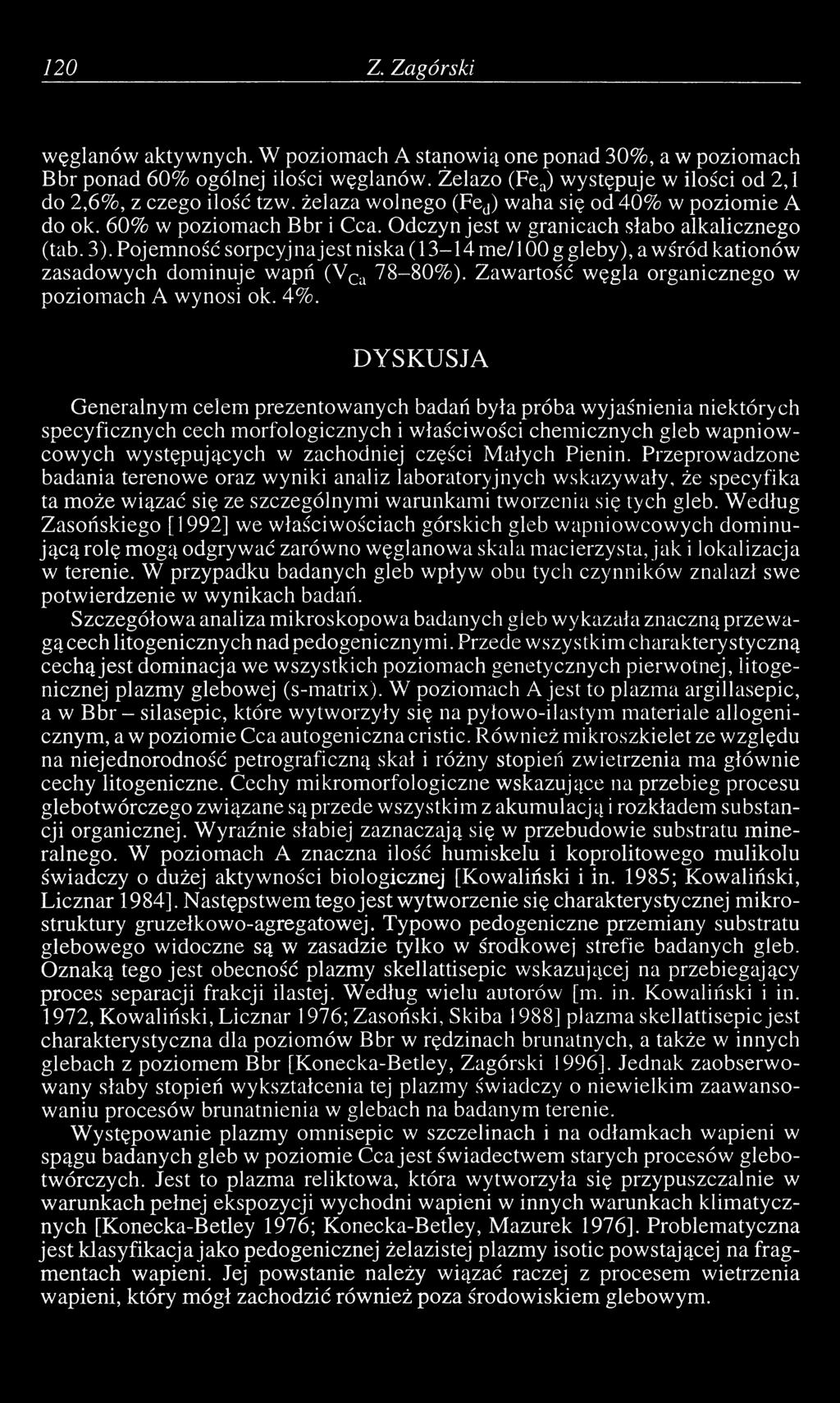 Pojemność sorpcyjnajest niska (13-14 m e/100 g gleby), a wśród kationów zasadowych dominuje wapń (VCa 78-80%). Zawartość węgla organicznego w poziomach A wynosi ok. 4%.