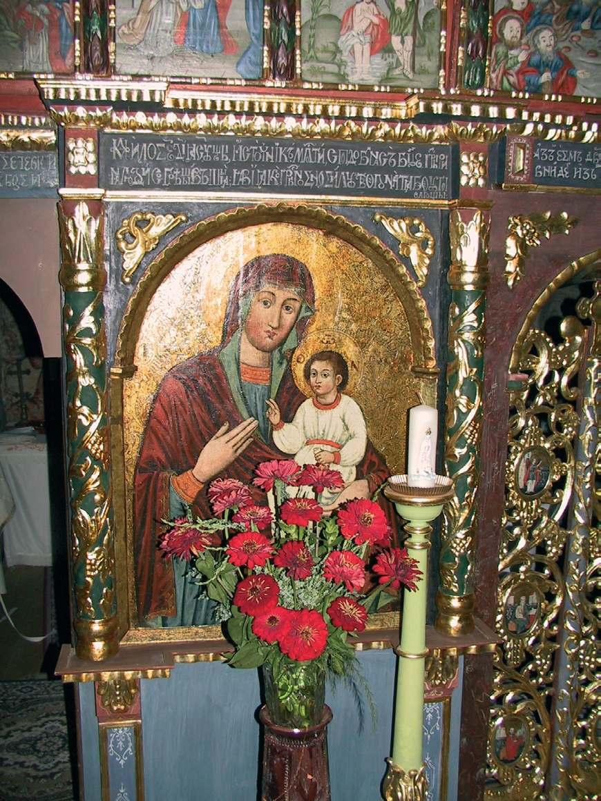 ikon. Ikonostas je zostavený z ikon z dvoch časových období. Časť je z obdobia výstavby chrámu, doplnená obrazmi z konca 19. st. pri prestavbe chrámu.