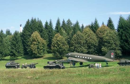 Veľmi atraktívny priestor z hľadiska cestovného ruchu tvoria vojnové exponáty v historickom priestore Prírodného dukelského bojiska, vrátane Pamätníka Československej armády na Dukle s areálom,