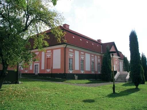 duchowej kultury oraz prac literackich Rusinów-Ukraińców na Słowacji. Drugą ekspozycją jest Galeria Dezydera Milliego. Jej siedzibą jest pałac barokowy pochodzący z XVIII. wieku.