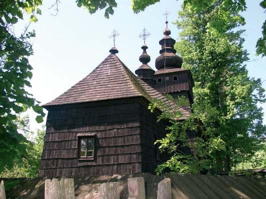 trzema szeregami i z carskimi wrotami w środku zdobiona bogatym drzeworytem, która jest kolorowo polichromowana.