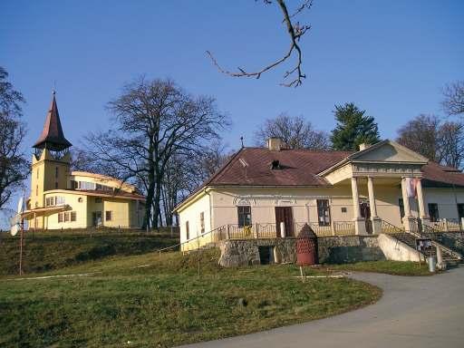 obiektem jest również rzymsko-katolicki kościół p. w. św. Zofii z roku 1640, przebudowany w roku 1731. Po pierwszej wojnie światowej uległ popiołowi. Dlha Luka klasycystyczny kościół z roku 1825-1826.