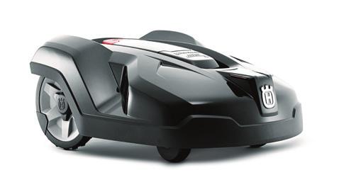 AUTOMOWER 315 Funkcja automatycznej obsługi przejść pomaga kosiarce przejeżdżać przez wąskie przejścia, a czujnik wzrostu trawy automatycznie skraca czas koszenia w przypadku słabszego wzrostu trawy.