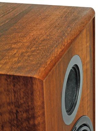 HI-FI Zespoły głośnikowe 1700 2000 zł TEST Obudowa jest bas-refleksem, teoretycznie klasycznym, z okrągłym otworem (i tunelem) wyprowadzonym na przedniej ściance, w połowie wysokości, ale i tutaj