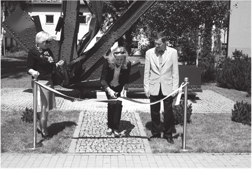 PONTISEUM ORYGINALNE PRZEPLATANIE HISTORII MOSTOWNICTWA Z KRAJOBRAZEM * 1. CO TO JEST PONTISEUM? Rys. 1. Uroczysto otwarcia PONTISEUM IBDiM (fot. autor) Fig. 1. The opening ceremony of the opening IBDiM PONTISEUM (photo by author) 53 P ONTISEUM to miejsce po wi cone mostom.