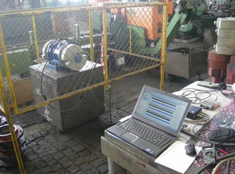 Amplituda drgan masy inerntej, cm decydujących o energii układu elektrowibratorów wynoszącego 0, 10, 0, 30 i 40 cm.